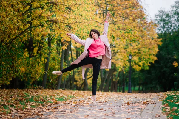 Bailarina Bailando Naturaleza Entre Hojas Otoño Abrigo Claro —  Fotos de Stock