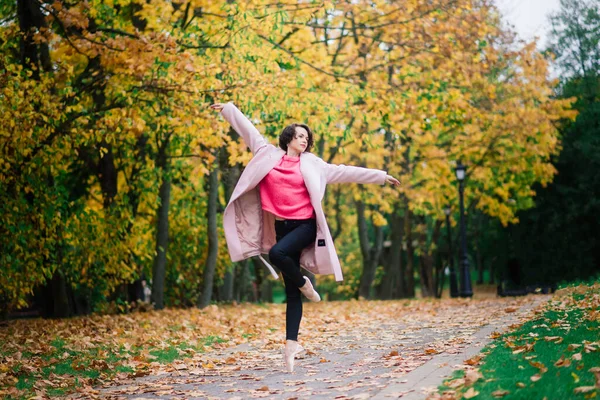 Bailarina Bailando Naturaleza Entre Hojas Otoño Abrigo Claro — Foto de Stock