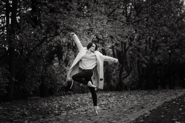 Ballerine Dansant Dans Nature Parmi Les Feuilles Automne Beau Manteau — Photo