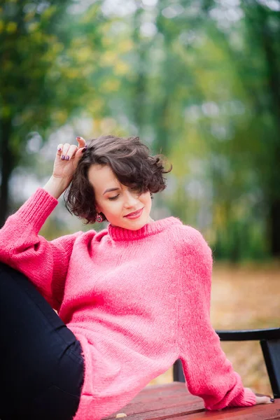 Jonge Mooie Ballerina Mooie Jas Puntschoenen Zitten Bank Rusten Buiten — Stockfoto