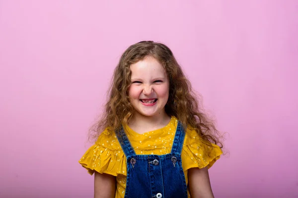 Felices Emociones Infantiles Despreocupadas Energetic Alegre Adorable Niña Riéndose Broma — Foto de Stock