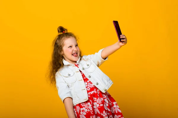 Menina Feliz Com Telefone Isolado Fundo Amarelo — Fotografia de Stock