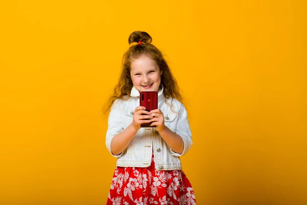 Menina Feliz Com Telefone Isolado Fundo Amarelo — Fotografia de Stock
