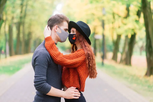 Mladý Zrzavý Žena Dává Tvář Masku Při Chůzi Mladým Mužem — Stock fotografie