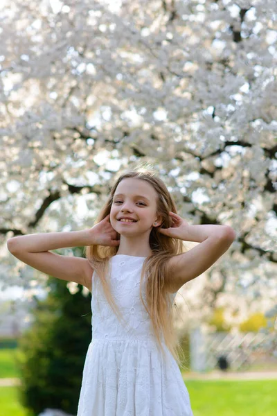 Schöne Blauäugige Mädchen Mit Langen Blonden Haaren Einem Weißen Kleid — Stockfoto