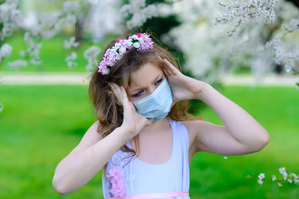 Tonårstjej Medicinsk Mask Vårblommande Trädgård Begreppet Socialt Avstånd Förebyggande Coronavirus — Stockfoto