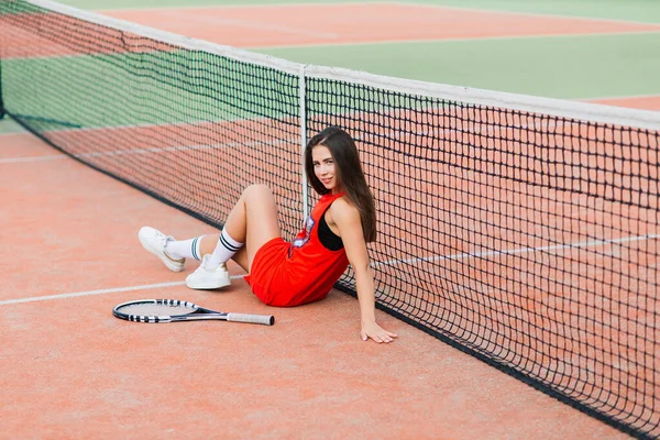 Mooie Vrouwelijke Tennisser Tennisbaan Rode Jurk — Stockfoto