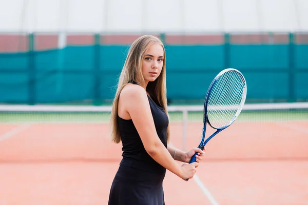 网球锦标赛 粘土网球场的女选手 — 图库照片