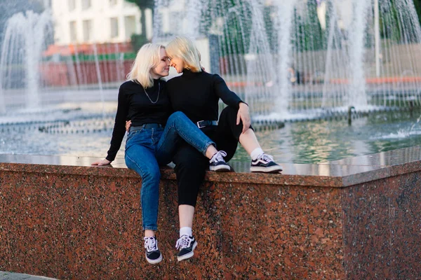 Twee Jonge Vrouwen Wandelen Glimlachend Omhelzen Kussen Outdoor — Stockfoto