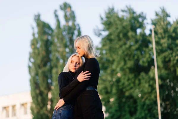 Duas Jovens Mulheres Andando Sorrindo Abraçando Beijando Livre — Fotografia de Stock