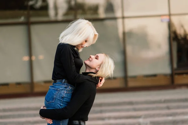 Δύο Νεαρά Θηλυκά Που Περπατούν Χαμογελώντας Αγκαλιάζοντας Και Φιλώντας Εξωτερική — Φωτογραφία Αρχείου