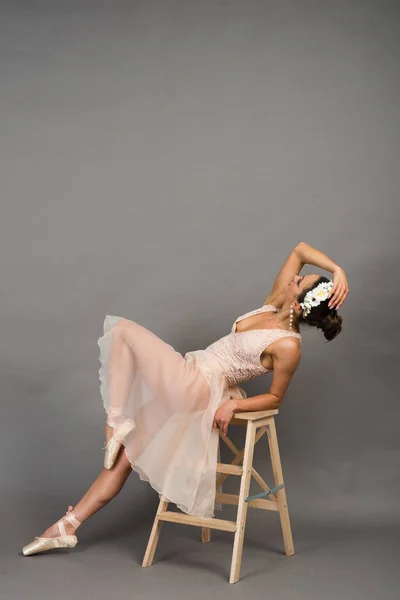 Joven Hermosa Bailarina Ballet Traje Baño Beige Posando Pointes Sobre — Foto de Stock