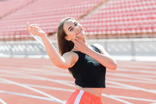 Joven Hembra Ropa Deportiva Máscara Protectora Para Coronavirus Pista Roja — Foto de Stock