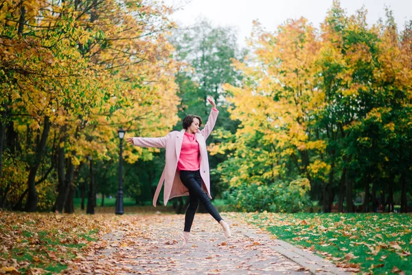 Bailarina Bailando Naturaleza Entre Hojas Otoño Abrigo Claro —  Fotos de Stock