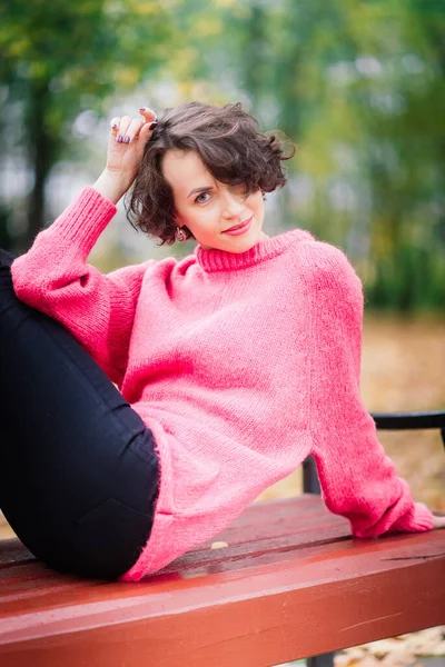 Junge Schöne Ballerina Hellem Mantel Und Spitzenschuhen Sitzen Auf Der — Stockfoto