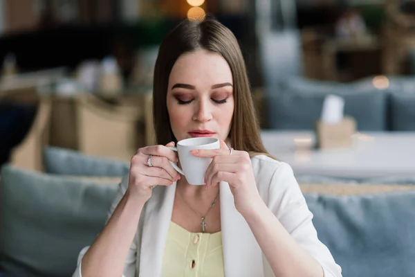 Mujer Joven Una Chaqueta Blanca Trabajando Cafetería Con Papeles Bebiendo — Foto de Stock