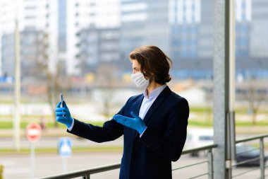 Dışarıda tıbbi maskeli genç adam, para yok, kriz, yoksulluk, zorluk, yalnızlık.