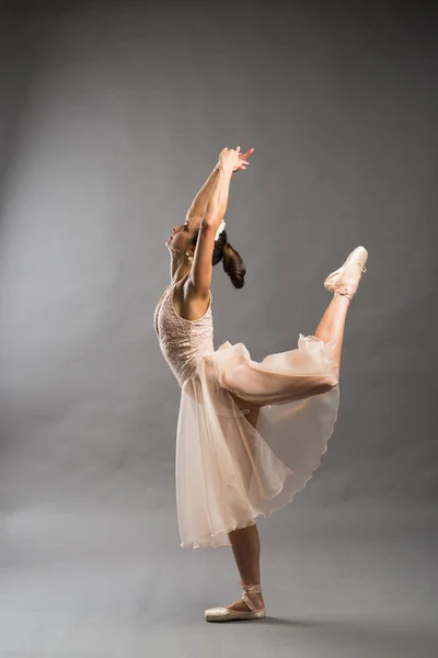 Młody Piękny Baletnica Beżowy Strój Kąpielowy Pozowanie Punkty Jasnoszary Studio — Zdjęcie stockowe