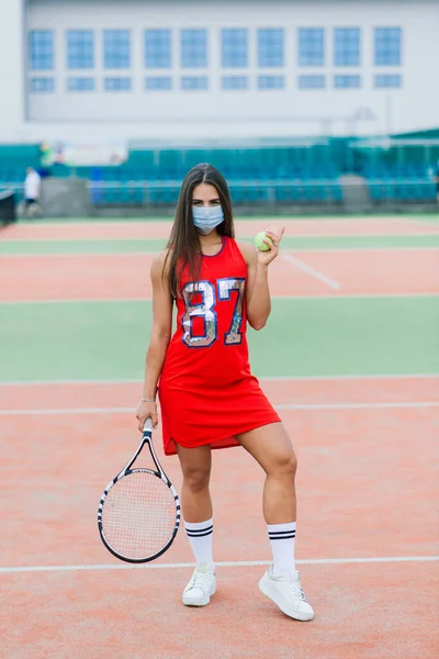 Портрет Дівчини Тенісистки Тримає Надворі Захисними Масками — стокове фото