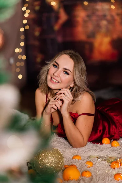 Mulher Elegante Bonita Com Cabelo Ondulado Posando Interior Decorado Natal — Fotografia de Stock