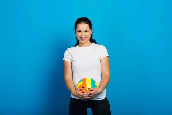 Junge Schöne Volleyballerin Isoliert Auf Blau Studio — Stockfoto
