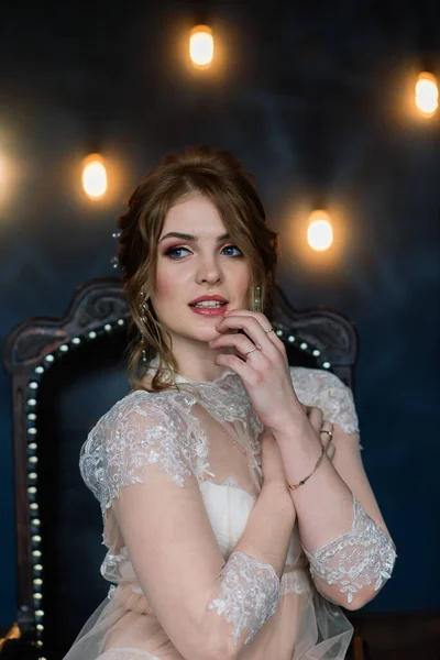 Beyaz Çamaşırlı Güzel Bir Gelin Düğün Için Son Hazırlıklar Kız — Stok fotoğraf