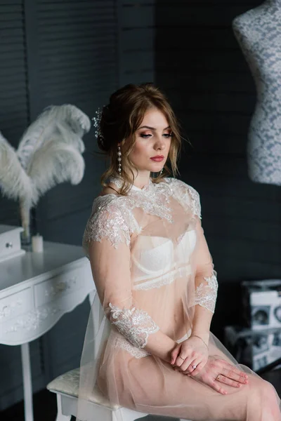 Linda Noiva Jovem Uma Lingerie Branca Últimos Preparativos Para Casamento — Fotografia de Stock