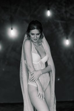 Beyaz iç çamaşırlı güzel bir gelin. Düğün için son hazırlıklar. Kız damadı bekliyor..