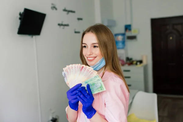 Mestre Manicure Feminino Salão Beleza Com Máscara Protetora Segurando Dinheiro — Fotografia de Stock
