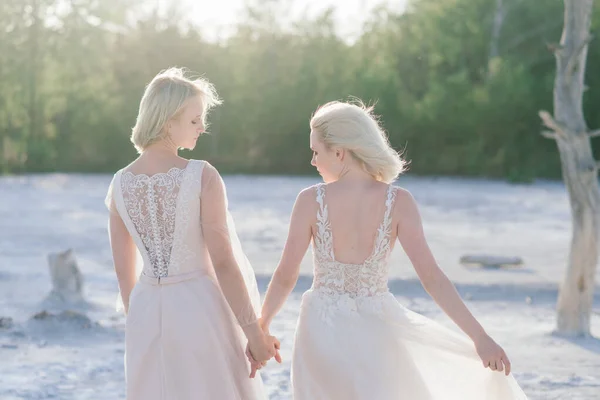 Güzel Lezbiyen Çift Düğün Günlerinde Kumların Üzerinde Yürüyorlar — Stok fotoğraf