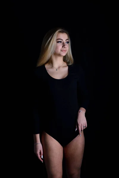 Vacker Blond Modell Med Perfekt Figur Poserar Svart Kroppsdräkt — Stockfoto