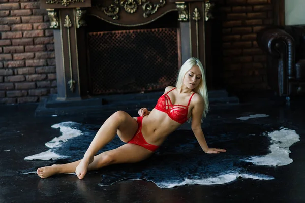 Sexy Modelka Blond Vlasy Pózování Luxusní Ložnici Nošení Červeného Spodního — Stock fotografie