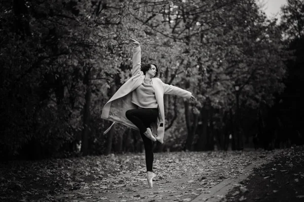Bailarina Bailando Naturaleza Entre Hojas Otoño Abrigo Claro —  Fotos de Stock