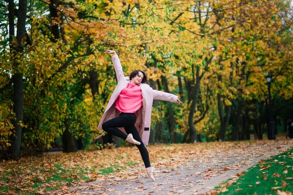 Ballerina Dansar Naturen Bland Höstlöven Skön Rock — Stockfoto
