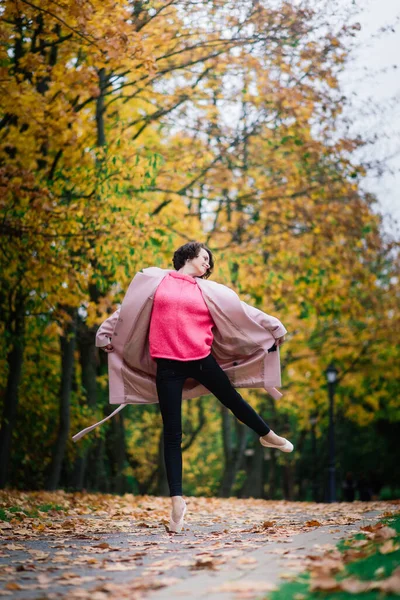 Bailarina Bailando Naturaleza Entre Hojas Otoño Abrigo Claro — Foto de Stock