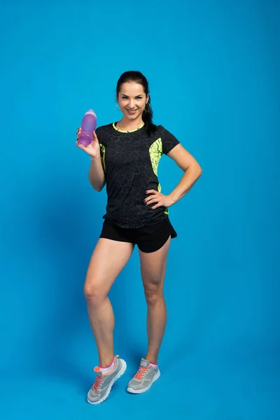 Attraktiv Kvinna Med Muskulös Kropp Hålla Flaska Uppfriskande Vatten Hälsobefruktning — Stockfoto