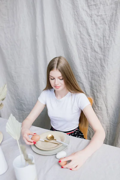 Concepto Alimentación Saludable Hermosa Joven Con Huevos Cocina — Foto de Stock