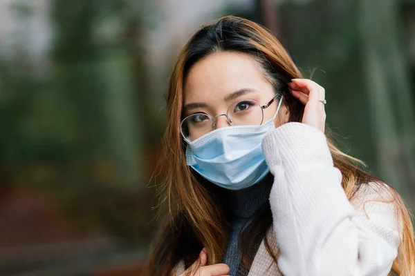 Jeune Femme Asiatique Avec Masque Chirurgical Protection Visage Elle Fait — Photo