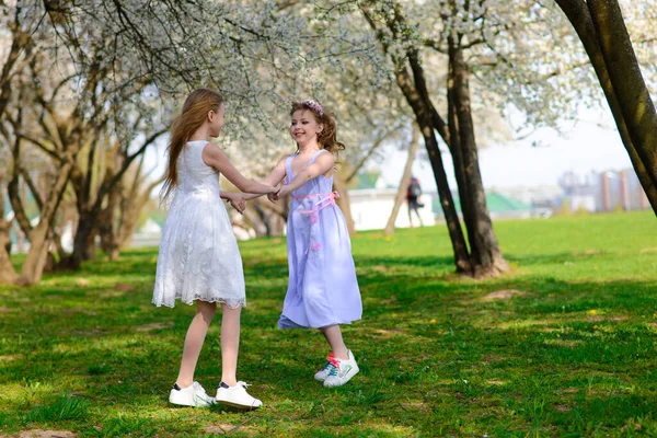 Meninas Bonitas Com Olhos Azuis Vestidos Brancos Jardim Com Macieiras — Fotografia de Stock