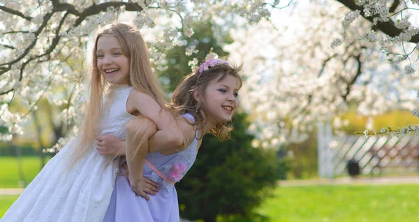 Schöne Junge Mädchen Mit Blauen Augen Einem Weißen Kleid Garten — Stockfoto