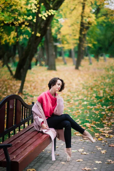 Young Beautiful Ballerina Fair Coat Pointe Shoes Sit Bench Rest — Stock Photo, Image