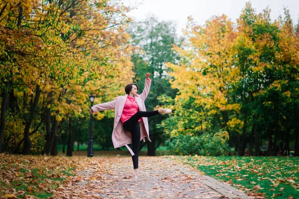 Bailarina Bailando Naturaleza Entre Hojas Otoño Abrigo Claro — Foto de Stock