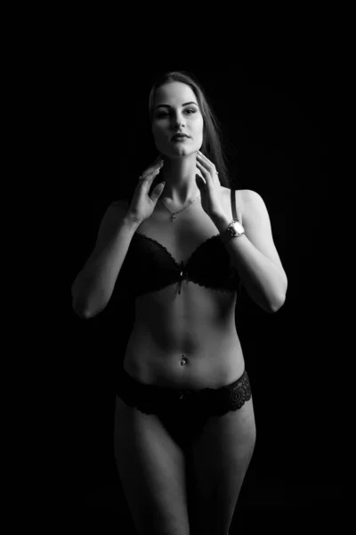 Schöne Sexy Frau Blauer Unterwäsche Auf Dunklem Hintergrund Perfekter Weiblicher — Stockfoto