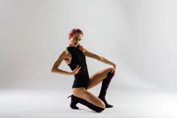 Sexy Pole Pelirroja Bailarina Mostrando Cuerpo — Foto de Stock