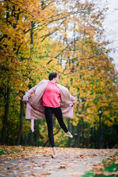 Bailarina Mujer Bailando Zapatos Puntiagudos Parque Dorado Otoño Pie Pose — Foto de Stock