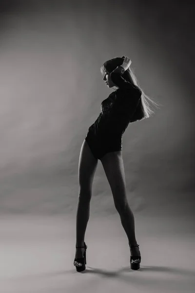 Joven Hermosa Bailarina Posando Estudio Sobre Fondo Gris —  Fotos de Stock