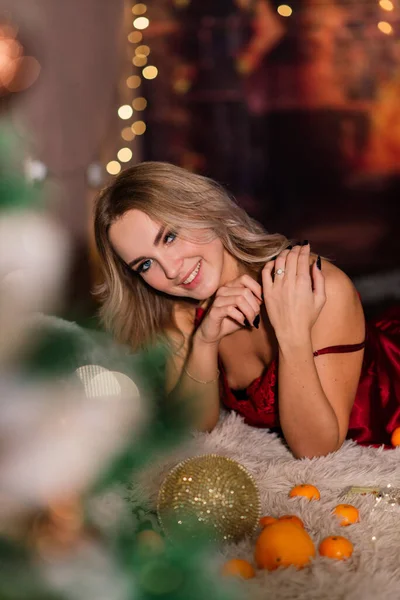 Blonde Frau Der Nähe Von Tanne Zur Feier Von Neujahr — Stockfoto