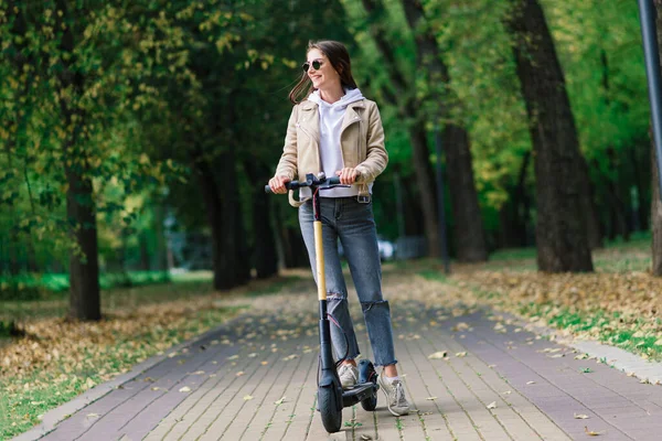 Mujer Joven Montando Scooter Eléctrico Parque Otoño Transporte Verde Problemas — Foto de Stock
