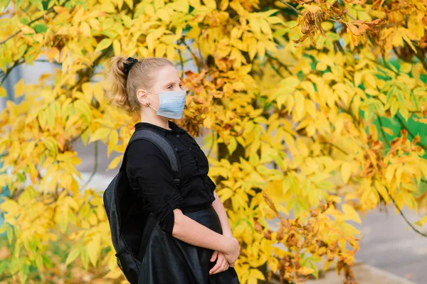 Kavkazská Školačka Teenager Lékařské Masce Chránící Tvář Pozadí Podzimní Krajiny — Stock fotografie