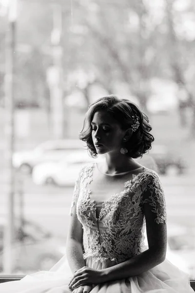 Retrato Menina Cabelos Vermelhos Usando Vestido Noiva Contra Fundo Estúdio — Fotografia de Stock